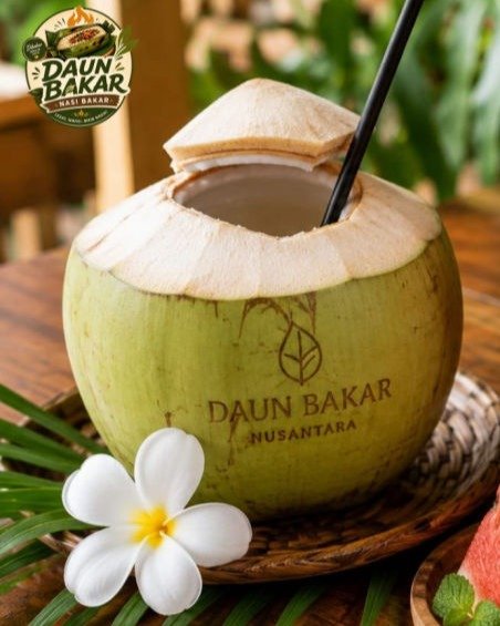 Es kelapa muda dingin untuk melengkapi Nasi bakar enak