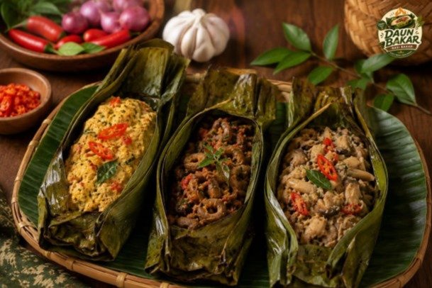 Nasi bakar enak dengan berbagai macam pepes gurih beraroma daun pisang khas Daun Bakar