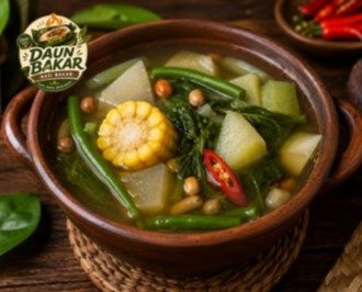 Sayur asem hangat sebagai pelengkap Nasi bakar enak