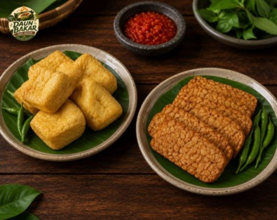 Nasi bakar enak dengan tahu dan tempe goreng renyah dan gurih