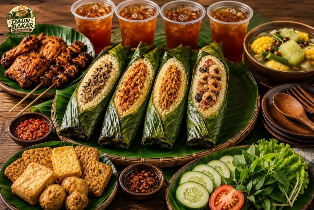 Paket keluarga berisi Nasi bakar enak, lauk, dan minuman pilihan