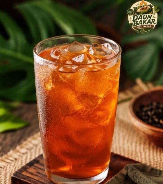 Nasi bakar enak ditemani es teh favorit yang menyegarkan