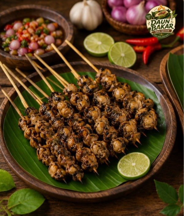 Nasi bakar enak dengan sate kerang gurih berbumbu khasrih pedas dan aroma bakaran smoky yang menggugah selera.