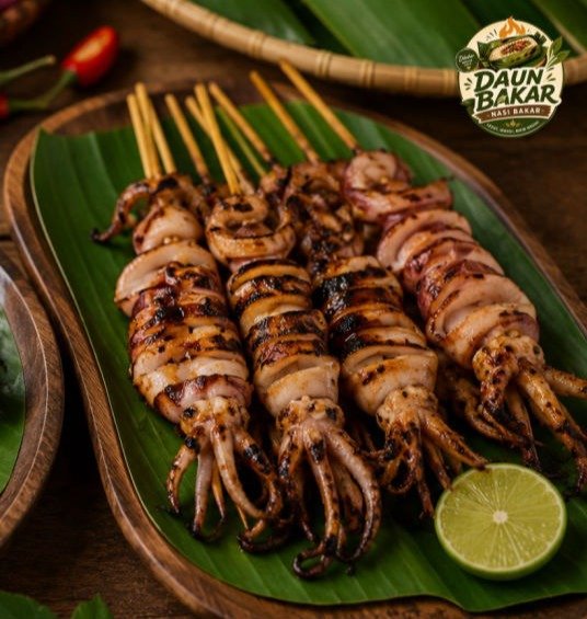 Nasi bakar enak dengan sate cumi bakar gurih dan smoky