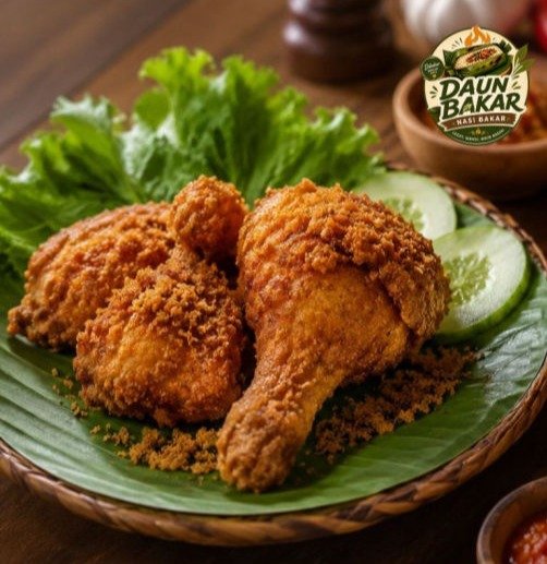 Ayam goreng renyah sebagai pelengkap Nasi bakar enak