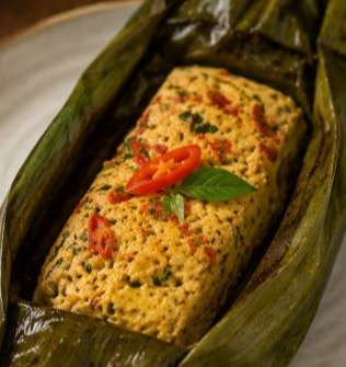 Nasi bakar enak ditemani pepes tahu berbumbu rempah khas